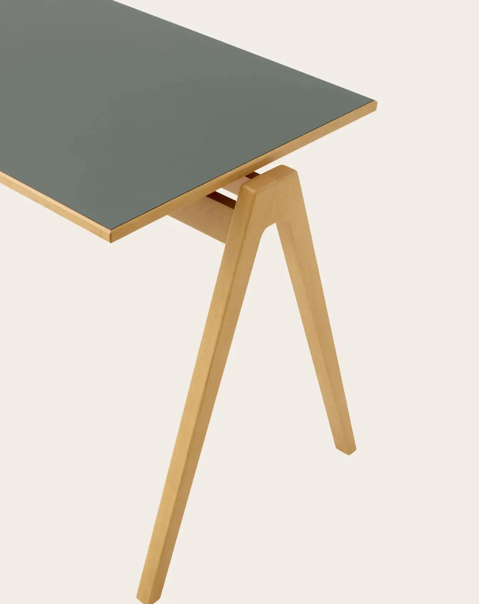 & Tradition Tables, Bureaux-Daystack RD2 table, Robin Day Bouleau