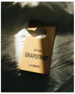 L:A BRUKET Bougies, Senteurs-Grapefruit Scented Hanger 248 Non teinté
